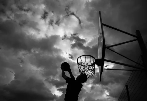 Silueta Hombre Que Lanza Una Pelota Aro Baloncesto Calle Contra —  Fotos de Stock