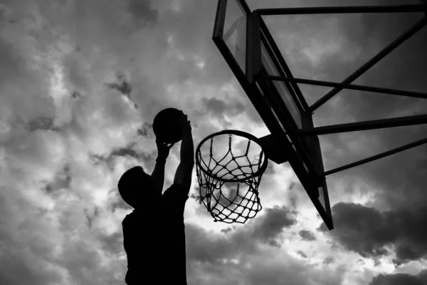 Silueta Hombre Que Lanza Una Pelota Aro Baloncesto Calle Contra — Foto de Stock