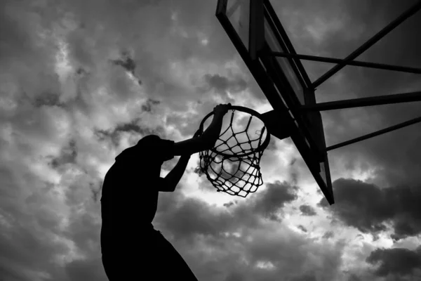 Silhouette Homme Qui Lance Une Balle Dans Panier Basket Dans — Photo