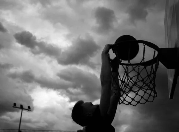 Silhueta Homem Que Joga Uma Bola Aro Basquete Rua Contra — Fotografia de Stock