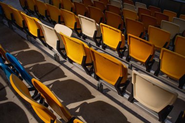 Sarı ve mavi bankları olan olimpiyat stadyumunda boş koltuklar.