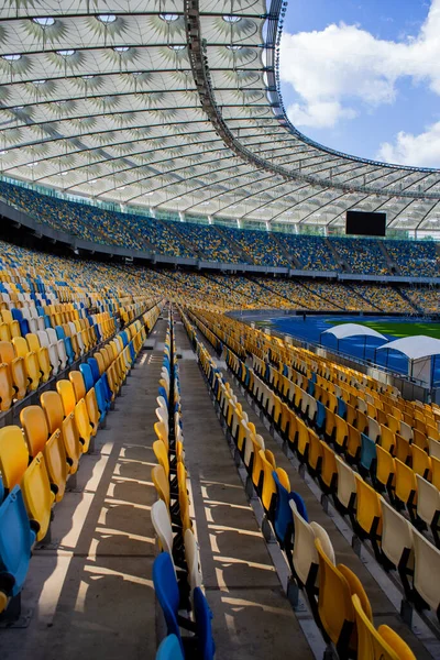 Filas Vacías Asientos Estadio Olímpico Fútbol Con Bancos Amarillos Azules — Foto de Stock