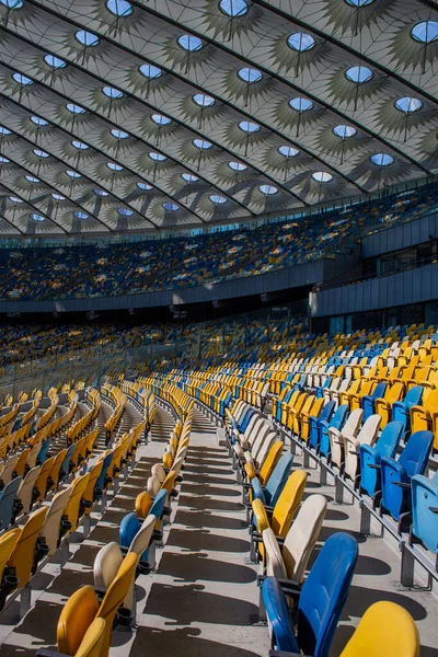 Leere Sitzreihen Fußball Olympiastadion Mit Gelben Und Blauen Bänken — Stockfoto