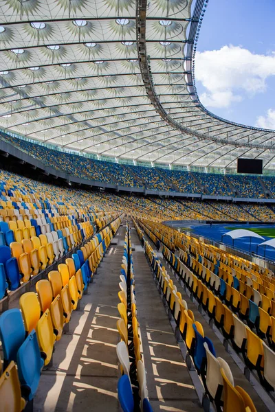 Prázdné Řady Sedadel Fotbalovém Olympijském Stadionu Žlutými Modrými Lavicemi — Stock fotografie