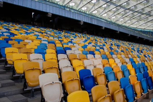 Puste Rzędy Miejsc Stadionie Piłkarskim Żółtymi Niebieskimi Ławkami — Zdjęcie stockowe