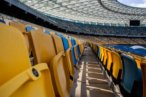 Filas Vacías Asientos Estadio Olímpico Fútbol Con Bancos Amarillos Azules — Foto de Stock