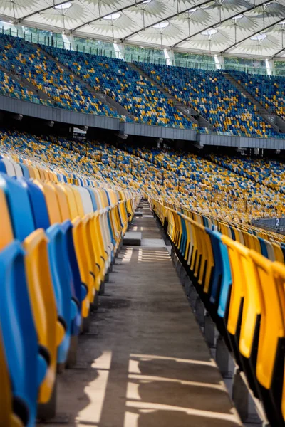 Leere Sitzreihen Fußball Olympiastadion Mit Gelben Und Blauen Bänken — Stockfoto