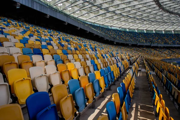 Leere Sitzreihen Fußball Olympiastadion Mit Gelben Und Blauen Bänken — Stockfoto