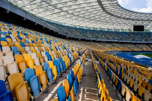 Filas Vacías Asientos Estadio Olímpico Fútbol Con Bancos Amarillos Azules — Foto de Stock