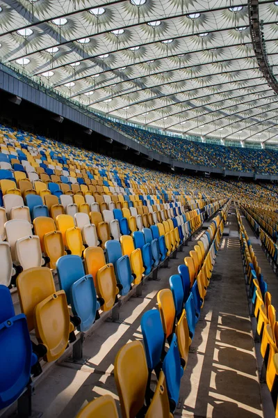 Prázdné Řady Sedadel Fotbalovém Olympijském Stadionu Žlutými Modrými Lavicemi — Stock fotografie