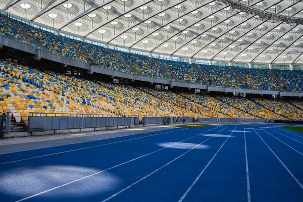 Pusty Niebieski Tor Biegania Stadionie Olimpijskim Tle Pustych Stoisk — Zdjęcie stockowe