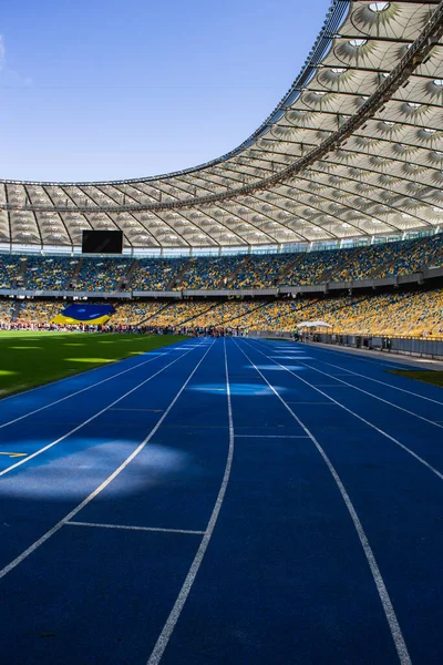 Pista Atletismo Azul Vacía Estadio Olímpico Contra Fondo Las Gradas — Foto de Stock