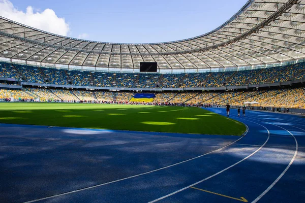 Leere Blaue Laufbahn Olympiastadion Vor Leerer Tribüne — Stockfoto