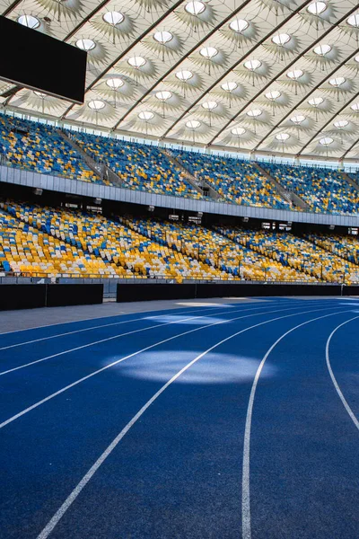 Leere Blaue Laufbahn Olympiastadion Vor Leerer Tribüne — Stockfoto