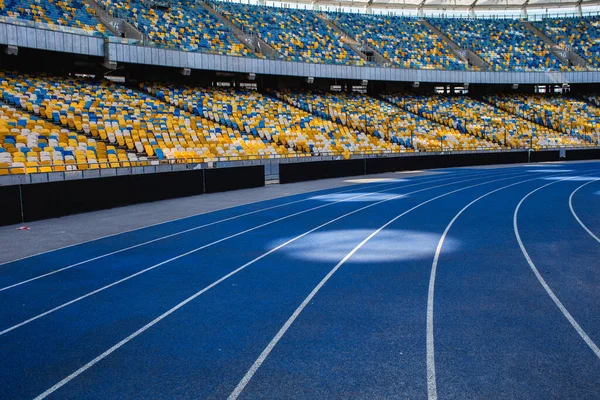 Пустая Синяя Беговая Дорожка Олимпийском Стадионе Фоне Пустых Трибун — стоковое фото