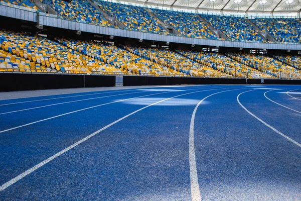 Пустая Синяя Беговая Дорожка Олимпийском Стадионе Фоне Пустых Трибун — стоковое фото