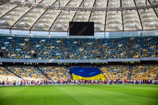 Oekraïense Vlag Menigte Van Mensen Het Voetbalolympisch Stadion Met Gele — Stockfoto