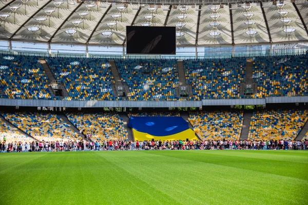 Oekraïense Vlag Menigte Van Mensen Het Voetbalolympisch Stadion Met Gele — Stockfoto