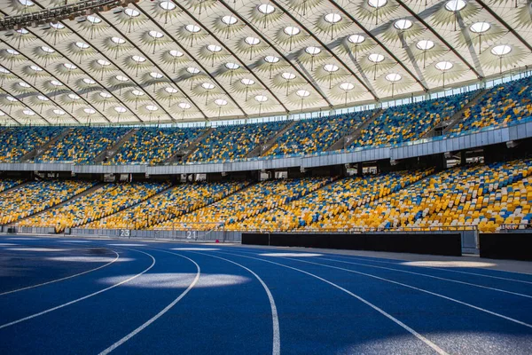 Pista Atletismo Azul Vacía Estadio Olímpico Contra Fondo Las Gradas — Foto de Stock