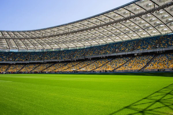 Lege Rijen Stoelen Een Olympisch Voetbalstadion Met Gele Blauwe Banken — Stockfoto