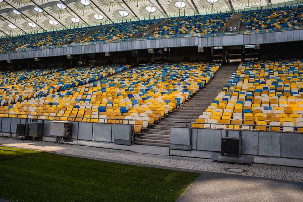 Пустые Ряды Мест Футбольном Олимпийском Стадионе Желтыми Синими Скамейками — стоковое фото