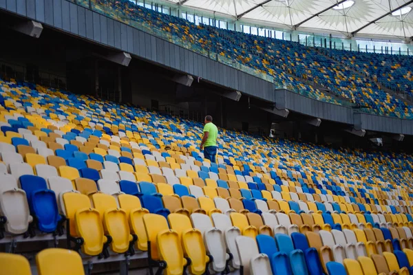 Filas Vacías Asientos Estadio Olímpico Fútbol Con Bancos Amarillos Azules — Foto de Stock