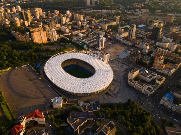 공중에서 유럽의 도시에 축구장 — 스톡 사진