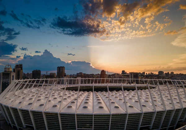 Luchtfoto Van Het Voetbalstadion Stad Tegen Achtergrond Van Zonsondergang Prachtige — Stockfoto