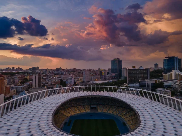 Vista Aérea Estádio Futebol Cidade Contra Pano Fundo Pôr Sol — Fotografia de Stock