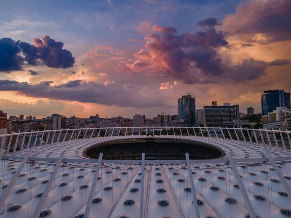 Légi Kilátás Labdarúgó Stadion Városban Háttérben Naplemente Gyönyörű Felhők — Stock Fotó