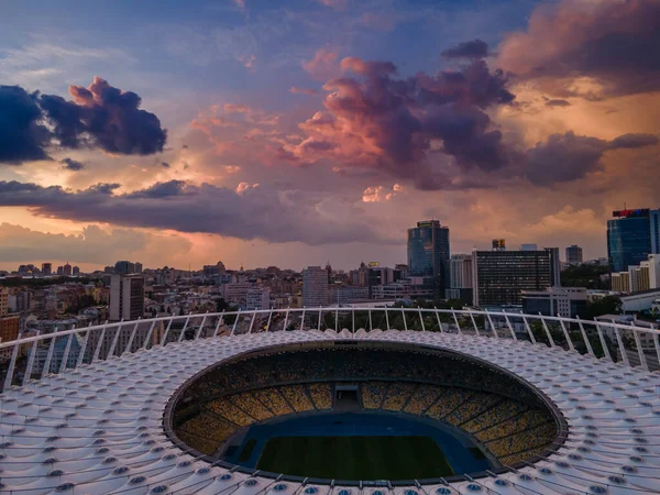 Vista Aérea Estádio Futebol Cidade Contra Pano Fundo Pôr Sol — Fotografia de Stock