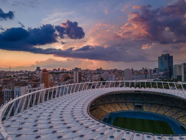 Vue Aérienne Stade Football Dans Ville Sur Fond Coucher Soleil — Photo