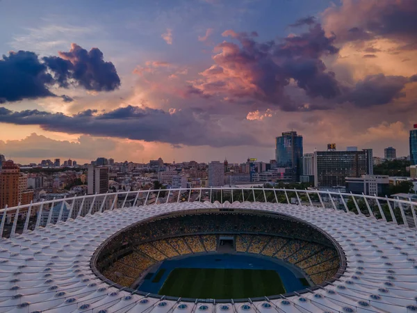 Vista Aérea Estádio Futebol Cidade Contra Pano Fundo Pôr Sol — Fotografia de Stock
