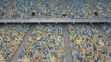 Futbol stadyumunda boş koltuklar