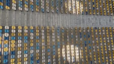 Futbol stadyumunda boş koltuklar