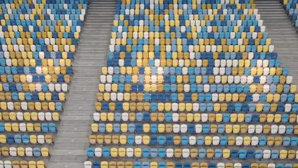 Prázdné řady sedadel na fotbalovém stadionu — Stock video