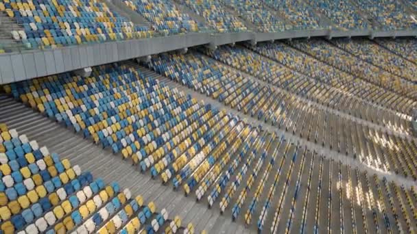 Filas vacías de asientos en un estadio de fútbol — Vídeo de stock