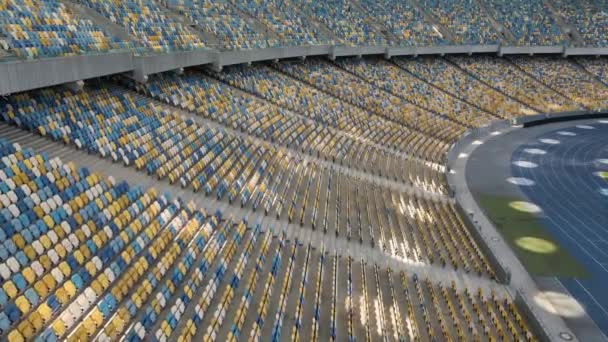 Prázdné řady sedadel na fotbalovém stadionu — Stock video