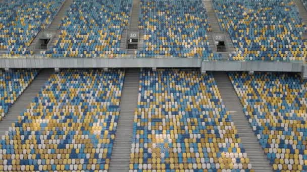 Filas vacías de asientos en un estadio de fútbol — Vídeo de stock