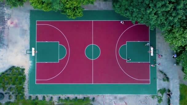 Sokakta bir basketbol sahasında hava manzarası — Stok video