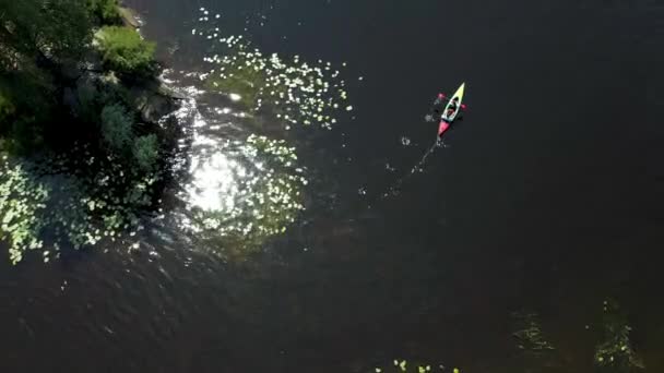 Letecký pohled z dronu osoby, která je kajak — Stock video