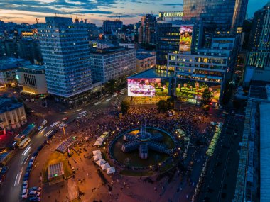 Kyiv, Ukrayna 30.06.2020: Büyük ekranların yakınındaki meydanda büyük bir hayran grubu Ukrayna ve İsveç arasında oynanan Euro 2020 futbol maçı Guliver alışveriş merkezi yakınlarında yayınlandı