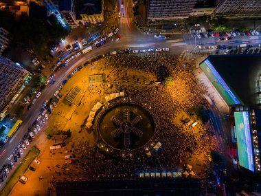 Kyiv, Ukrayna 30.06.2020: Büyük ekranların yakınındaki meydanda büyük bir hayran grubu Ukrayna ve İsveç arasında oynanan Euro 2020 futbol maçı Guliver alışveriş merkezi yakınlarında yayınlandı