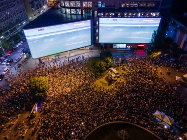 Kyiv, Ukrayna 30.06.2020: Büyük ekranların yakınındaki meydanda büyük bir hayran grubu Ukrayna ve İsveç arasında oynanan Euro 2020 futbol maçı Guliver alışveriş merkezi yakınlarında yayınlandı