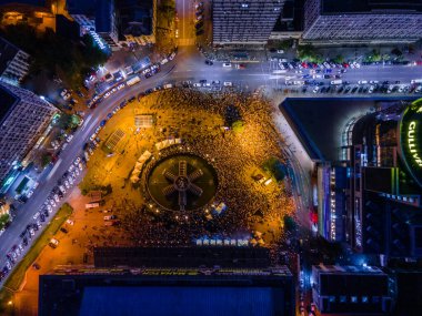 Kyiv, Ukrayna 30.06.2020: Büyük ekranların yakınındaki meydanda büyük bir hayran grubu Ukrayna ve İsveç arasında oynanan Euro 2020 futbol maçı Guliver alışveriş merkezi yakınlarında yayınlandı