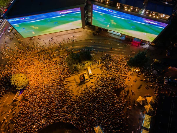 Kiev Ucrânia 2020 Grande Grupo Fãs Praça Perto Grandes Telas — Fotografia de Stock