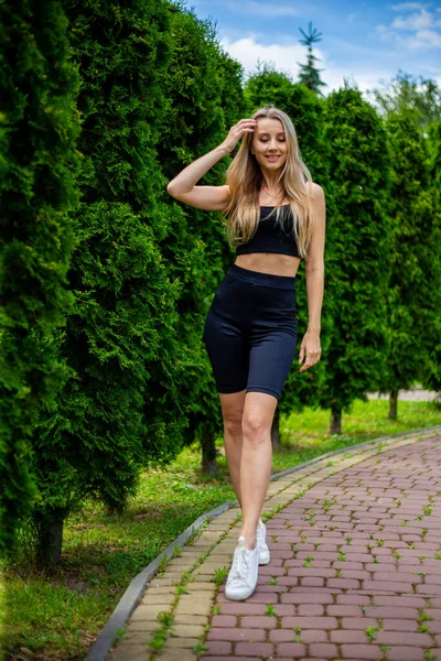 Ung Vacker Sportig Blond Kvinna Svart Shirt Och Svart Tight — Stockfoto