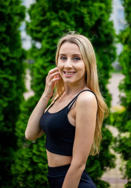 Mladý Krásný Sportovní Blondýny Žena Černé Tričko Černé Těsné Sportovní — Stock fotografie