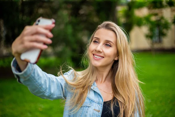 Menina Moda Moderna Bonita Nova Uma Jaqueta Ganga Faz Uma — Fotografia de Stock