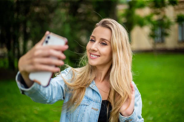 Menina Moda Moderna Bonita Nova Uma Jaqueta Ganga Faz Uma — Fotografia de Stock